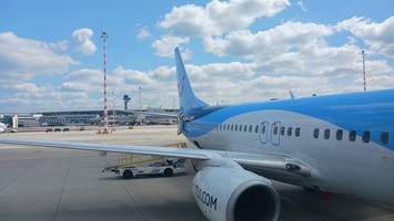 Symbolbild eines Taxis vor einem Flughafen-Terminal