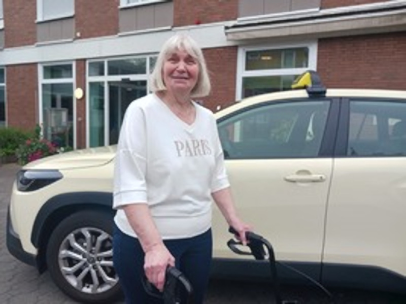 Kundin auf dem Weg zur Behandlung